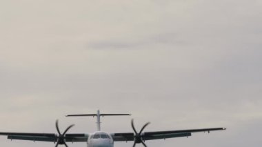 Turboprop yolcu uçağı iniş yapıyor, alt görüş. Gökyüzünde bir uçak. Seyahat ve hava taşımacılığı kavramı