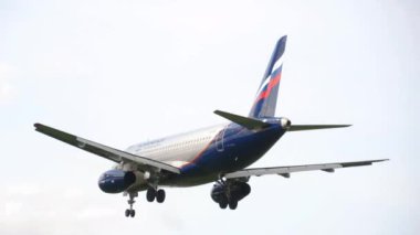 MOSCOW, Rusya Federasyonu - 12 Eylül 2020 Aeroflot Airbus A320 iniş için yaklaşıyor, arka görüş. Uçak tepemizde uçuyor.