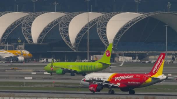 Bangkok Tailândia Março 2023 Vietjet Air Braking Landing Suvarnabhumi Airport — Vídeo de Stock