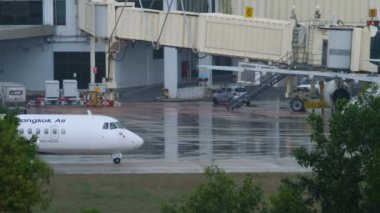 PHUKET, THAILAND - 28 Kasım 2019: ATR 72-600, Bangkok Havayolları 'nın HS-PZG' si yağmurdan sonra havaalanında taksicilik yapıyor. Phuket Uluslararası Havalimanı, trafik