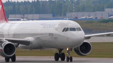 MOSCOW, Rusya Federasyonu - 29 Temmuz 2021: Airbus A321, Nordwind Havayolları 'nın VQ-BOD' u Sheremetyevo havaalanında taksicilik yapıyor. Taksideki uçaklar. Havaalanında ticari jet var.