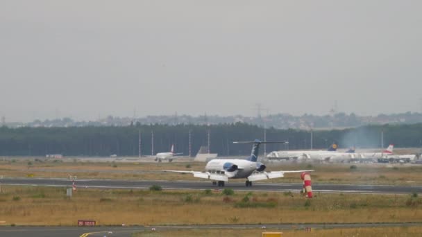 Frankfurt Main Germany July 2017 Aircraft Arriving 黑山航空公司的飞机在法兰克福机场降落后刹车 旅游和旅行概念 — 图库视频影像
