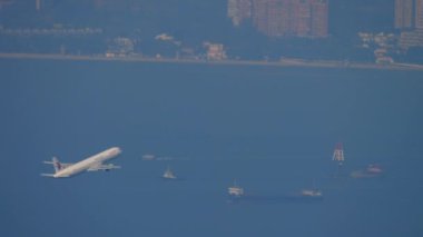 HONG KONG - 09 Kasım 2019: Hong Kong havaalanından kalkan ve tırmanan Çin doğulu uçaklar. Yolcu uçağı kalkıyor. Seyahat Konsepti