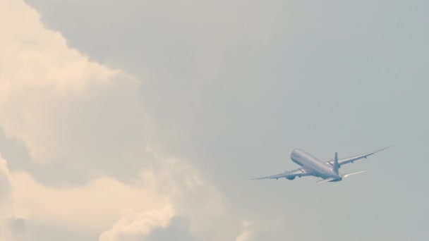 飞机起飞了喷气式商业飞机起飞后爬升 飞机起飞 后视镜 天空中的平面 旅游和旅行概念 — 图库视频影像