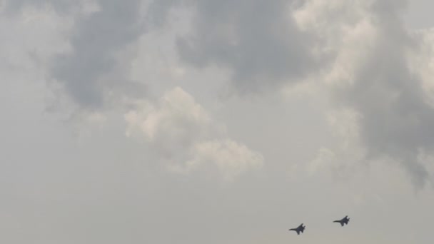 Gri Bulutlu Gökyüzünde Askeri Uçaklar Savaş Uçakları Yüksekten Uçuyor Bir — Stok video