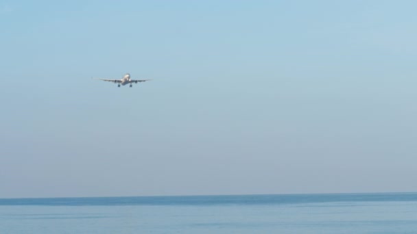 Passagerarplan Närmar Sig Landning Phukets Flygplats Flygplan Flyger Över Havet — Stockvideo