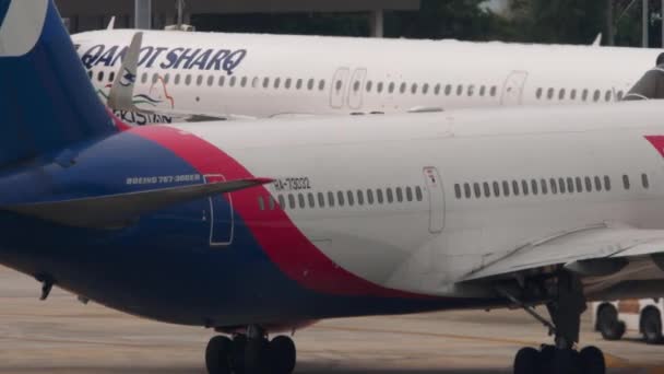Phuket Thailand Şubat 2023 Boeing 767 Phuket Havaalanı Nda Azur — Stok video