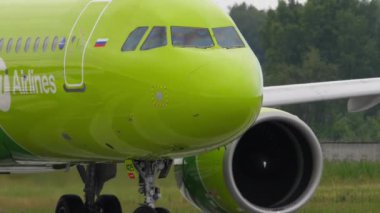 NOVOSIBIRSK, Rusya Federasyonu - 15 Temmuz 2022: Tolmachevo havaalanında taksicilik yapan S7 Airlines Airbus A320. Yolcu uçağı, havaalanı.