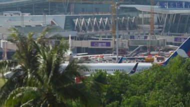 PHUKET, THAILAND - 26 Kasım 2016: Phuket havaalanı, yan görüş, Phuket havaalanı pistinde taksicilik yapan Azur Air 'in VP-BPB' si Boeing 757. Uçak kalkmaya hazır.