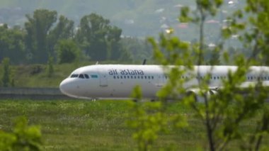 ALMATY, KAZAKHSTAN - 5 Mayıs 2019 İnişten sonra Air Astana 'nın ticari uçağı fren yapıyor. Spoiler verin. Yolcu uçağı geliyor.
