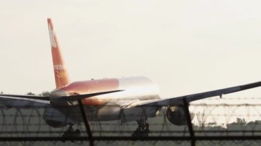 PHUKET, THAILAND - 19 Şubat 2023: Nordwind Airlines sivil uçakları Phuket havaalanına iniş yaptı. Uçağın gelişinin görüntüsü