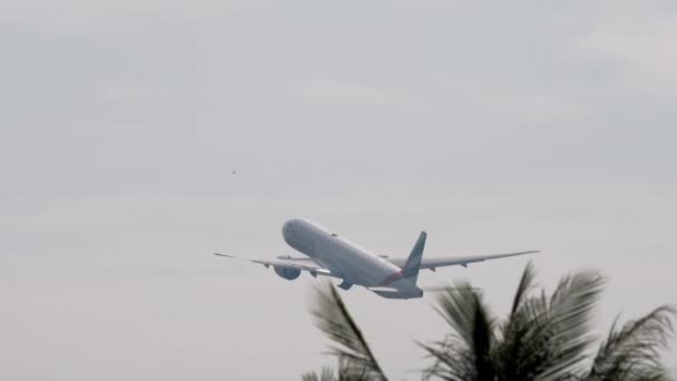 2023년 31일 에미레이트 777 비행기가 공항에서 출발합니다 비행기 항공기 — 비디오