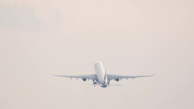 Jet yolcu uçağı kalkıyor, dikiz aynasından. Uçak kalkıyor. Seyahat kavramı.