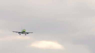 İniş yapan yolcu uçağının görüntüsü. Gökyüzünde bir uçak. Turizm ve seyahat kavramı