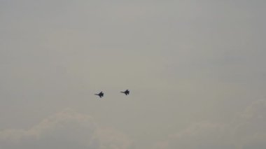 İki savaş uçağı gökyüzünde yükseklerde uçuyor. Bir bombacının silueti. Savaş kavramı, ordu