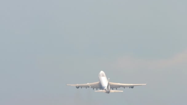 大型四引擎客机起飞爬升 后视镜远距离拍摄 背光飞机 — 图库视频影像