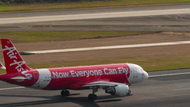 Phuket Thailand 2023年2月19日 亚洲航空A320客机在普吉机场滑行 侧视图 亚洲低成本航空公司 — 图库视频影像