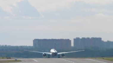 Çekilmiş, ticari jet uçağı arka planda, dikiz görüşünde kalkıyor. Uçak kalkıyor. Uçak tırmanışı. Seyahat kavramı