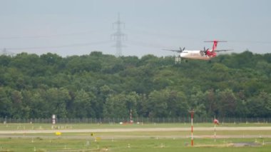 DÜKSELDORF, ALMANY - 23 Temmuz 2017: AirBerlin turboprop uçağı Düsseldorf Havaalanı DUS 'a iniş ve frenleme. Turizm ve seyahat kavramı