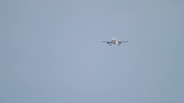 Uzaktan kumandalı uçak iniş yapmak üzere. Uçak uçuyor. Yolcu uçağı geliyor.