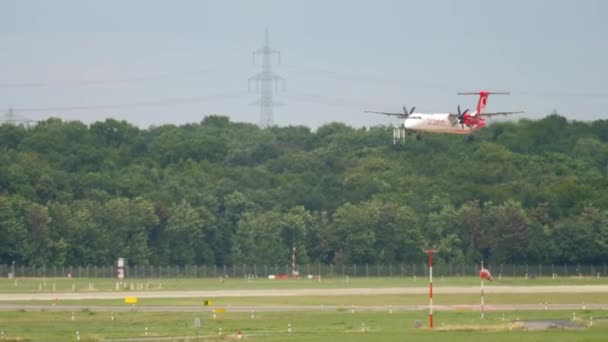 エアベルリンのターボプロップ航空機がドゥッセルドルフ空港Dusに着陸しブレーキをかけた 観光と旅行のコンセプト — ストック動画