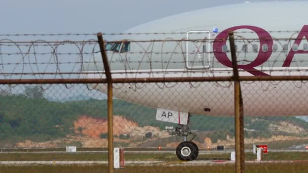 Phuket Thailand Ocak 2023 Katar Havayolları Nın Geniş Gövdeli Yolcusu — Stok video