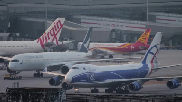 Hong Kong November 2019 Grote Cargo Jumbo Jet Taxibaan Luchthaven — Stockvideo
