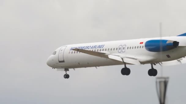 Frankfurt Main Alemanha Julho 2017 Avião Passageiros Montenegro Airlines Aterrissando — Vídeo de Stock