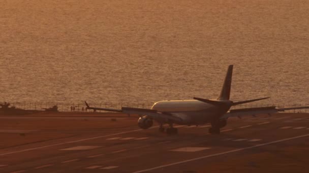 Пюкет Таиланд Февраля 2023 Года Самолет Золотой Подсветке Самолет Qatar — стоковое видео