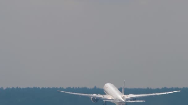 Avión Reacción Despegando Contraluz Avión Saliendo Vista Trasera Avión Cielo — Vídeos de Stock