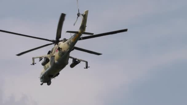 Новосибирск Российская Федерация Июля 2019 Военные Вертолеты Летают Небе Выполняя — стоковое видео