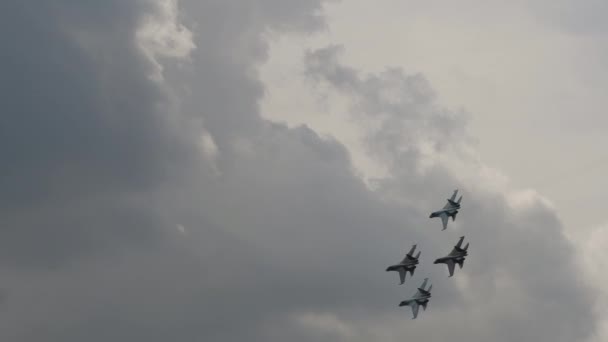 Caças Militares Que Realizam Manobras Aeróbicas Exército Aviões Avião Girando — Vídeo de Stock