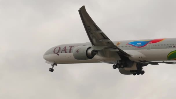 2023년 29일 777 카타르 항공과 Fifa 월드컵 2022 리버리가 공항에서 — 비디오