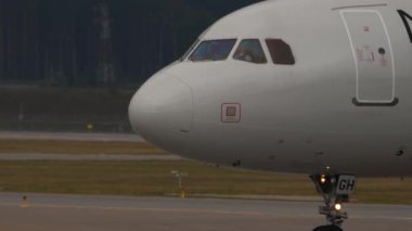 MOSCOW, Rusya Federasyonu - 29 Temmuz 2021: Sheremetyevo havaalanındaki piste inen Nordwind Havayolları yolcu uçağı