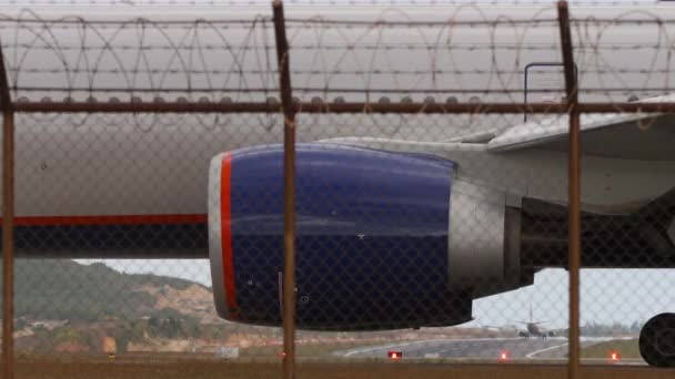 Jet Engine Skrzydło Samolotu Zapis Samolotu Lotniskiem Ogrodzenia — Wideo stockowe