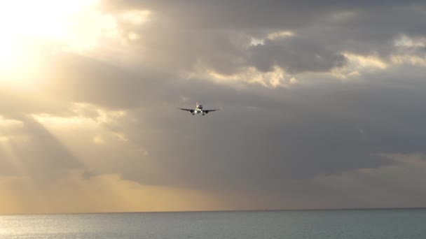 Vista Panorámica Silueta Avión Aterrizando Con Tren Aterrizaje Extendido Cielo — Vídeos de Stock