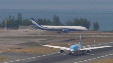 PHUKET, THAILAND - 13 Şubat 2023: Phuket havaalanına indikten sonra Boeing 787 Dreamliner TUI uçağı fren yapıyor. Jet uçağı yolcu uçağı geliyor. Turizm ve seyahat kavramı