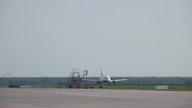 MOSCOW, Rusya Federasyonu - 26 Mayıs 2015: Boeing 737, Transaero 'dan El-DTW Domodedovo havaalanı DME' den kalkmadan önce hızlandı. Yolcu uçağı kalkıyor. Uzaklara uç.
