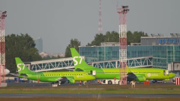 Novosibirsk Russian Federation June 2020 Airplane Airlines Taxiing Tolmachevo Airport — Stock Video