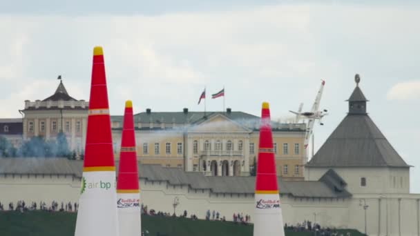 Kazan 러시아 페더레이션 2019 스포츠 항공기 공중에서 위험한 묘기를 수행하는 — 비디오