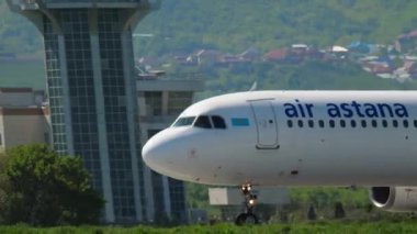 ALMATY, KAZAKHSTAN - 5 Mayıs 2019: Airbus A321, P4-NAS Air Astana kalkıştan önce hızlanın. Yolcu uçağı, yan görünüm