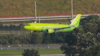 SOCHI, RUSSIA - 02 Ağustos 2022: Airbus A320, S7 Airlines Sibirya Havayolları Livery 'den RA-73404, Sochi havaalanına iniyor. Uçak varmak üzere. Jet uçağı piste iniyor, yan görüş. Uçuş