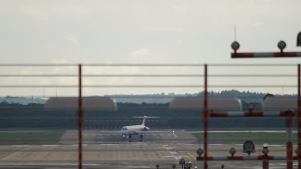 Samolot Zbliża Się Pasa Startowego Samolot Gotowy Startu Widok Końca — Wideo stockowe