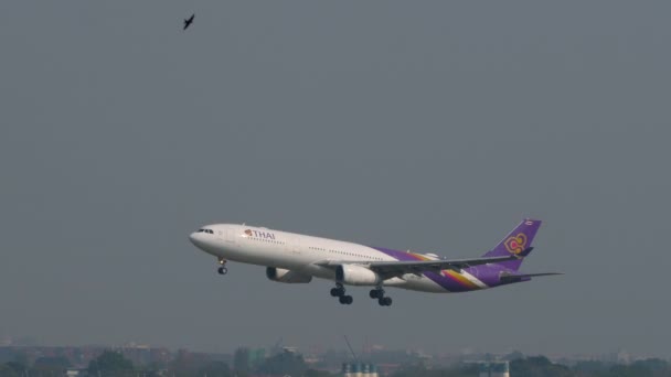 Bangkok Thailand Mart 2023 Thai Yolcu Uçağı Airbus A330 Suvarnabhumi — Stok video