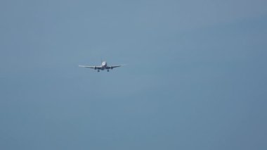 Gökyüzünde yolcu uçağı, iniş için yaklaşıyor, ön görüş. Uçak geliyor. Turizm ve seyahat kavramı