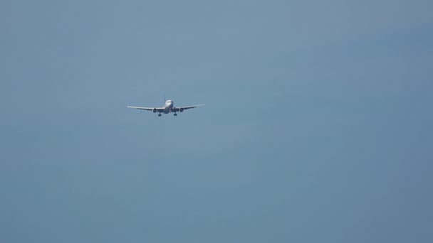 空にジェット旅客機が着陸 フロントビューに近づいている フライト到着 観光と旅行のコンセプト — ストック動画