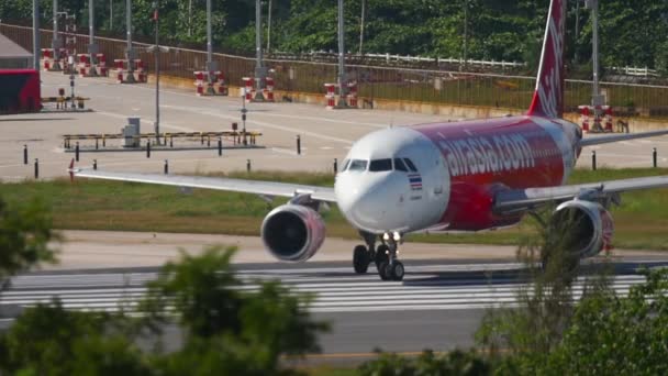 Phuket Thailand November 2016 Penumpang Jet Airasia Meluncur Landasan Pacu — Stok Video