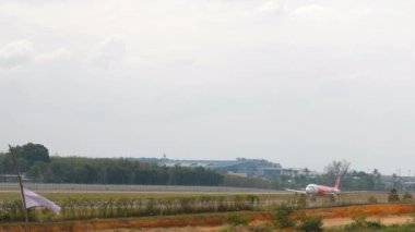 PHUKET, THAILAND - 29 HAZİRAN 2023: Airbus A320 'nin görüntüsü, HS-ABP AirAsia' nın Phuket Havaalanı 'ndan kalkışı, yan görüş. Uçak kalkıyor. Havaalanındaki Asya havayolu şirketi.