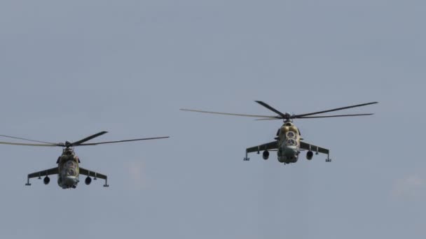 空を飛ぶ軍用ヘリコプター デモンストレーション飛行 コピースペース グループ戦闘ヘリコプター エアロバティックチームがエアショーで飛行 — ストック動画