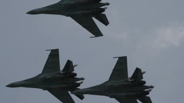 Krigsplan Himlen Militära Soldater Utför Aerobatiska Manövrar Flygplansarmén Flygplan Snurrar — Stockvideo